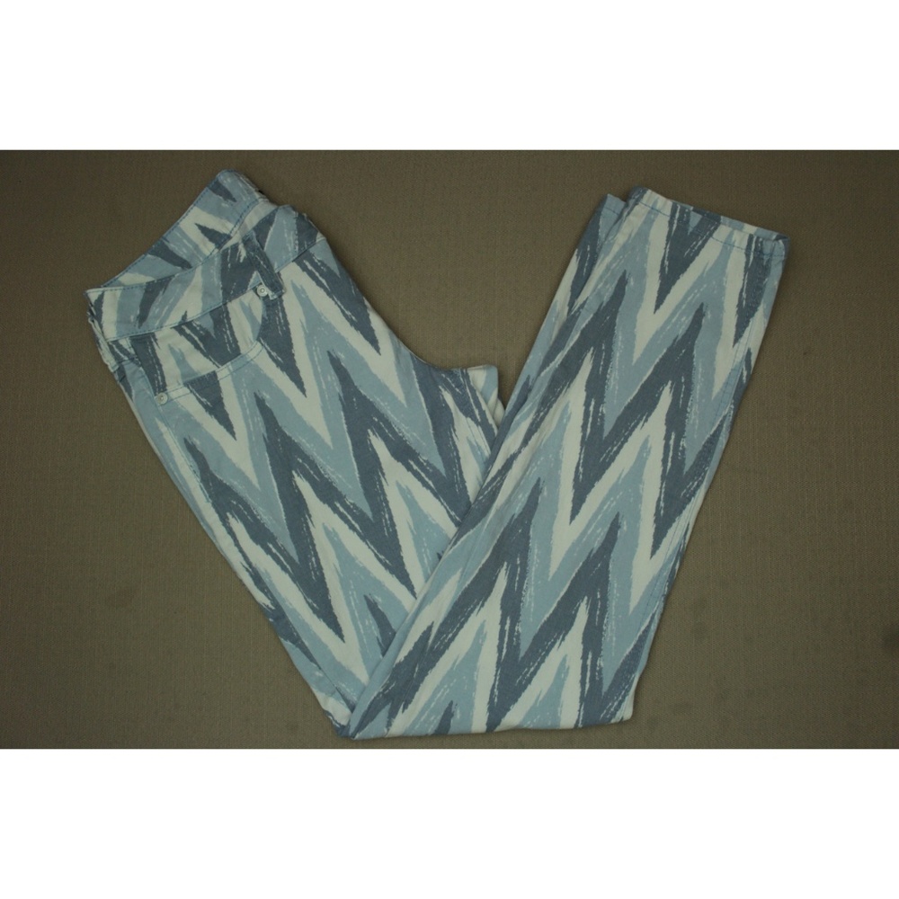 Seven7 Skinny Jeans Women's Size 8 Petite Blue White Chevron Pattern Denim - Picture 1 of 8